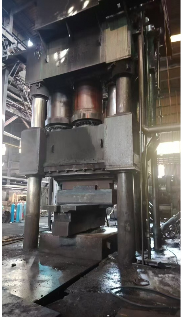 售∮650横例式轧机二架半，配3200KW交流电机，前、后辊道齐全，欲购从速。